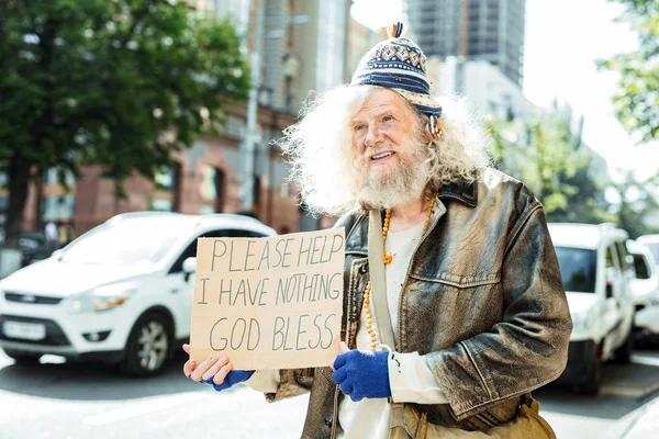 Sokağın ortasında durup yardım kaçak soran açlıktan