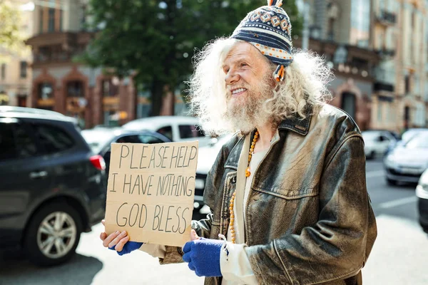 Anciano hippy hombre rogando ayuda de pie cerca de atasco de tráfico — Foto de Stock