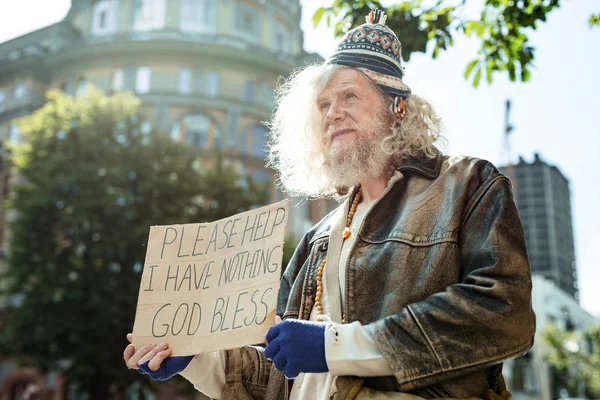 Бездомный уличный человек просит людей о помощи — стоковое фото