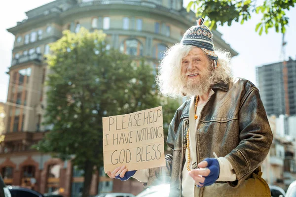 Bezdomovec v staré modré rukavice hledáte podporu — Stock fotografie