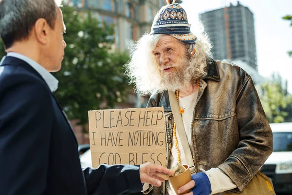 Dolar için umutsuz kaçak vererek müreffeh ofis müdürü