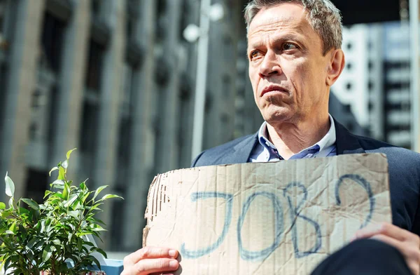 Confundido despedido hombre sintiéndose desconcertado mientras busca trabajo — Foto de Stock