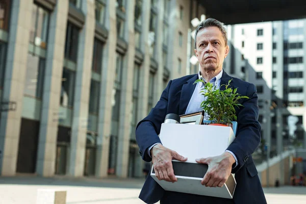 Yaşlı adam eve kişisel şeylerden kutusuyla