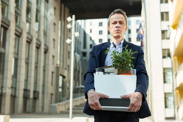 Bürosundan çıkarken. Fantezi ofis binayı terk ederken son derece karışık işadamı ateş