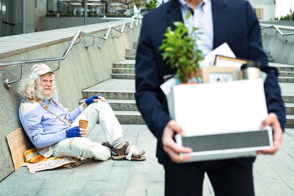 Evsiz dilenci ateş üzgün adam arıyorum