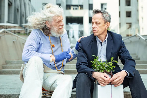 İyi kalpli hippi adam destekleyen office Yöneticisi ateş