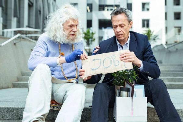 Hippi sokak adam ateş adam için iş arama için işaret veren