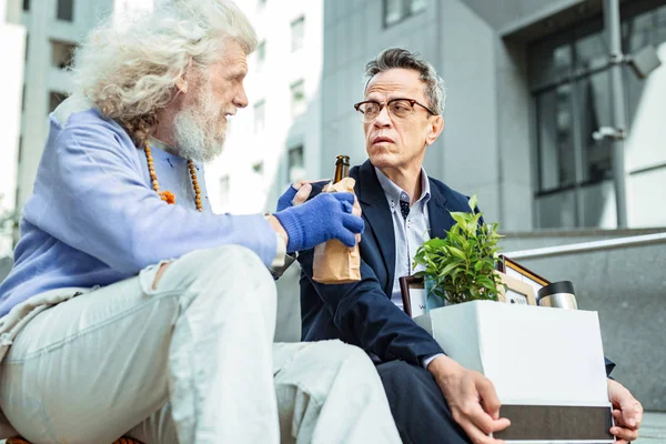 Sokak adam kötümser görevden adam sakinleştirici eldivenler