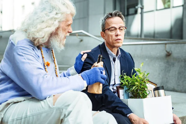 Zwei alte Freunde, die zusammen Bier trinken — Stockfoto