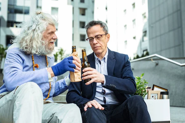 Kalbi kırık ateş adam çok düş kırıklığına uğramış hissediyor