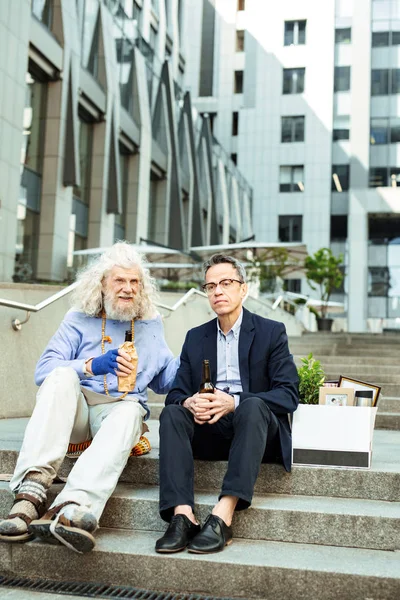 Adam gözlük sarılma lime lime mavi eldiven giymiş hippi