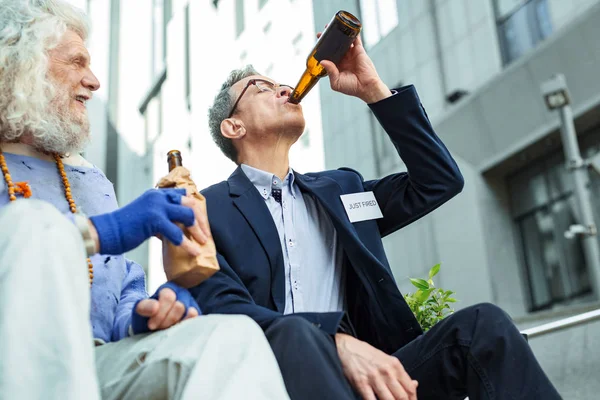 Hamburger için sunan yararlı hippi erkek adam vurguladı