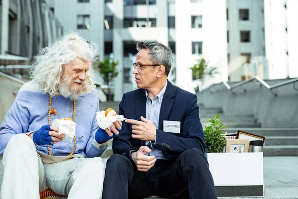 İlham hippi sadece ateş adam birlikte dışarıda hamburger yemek