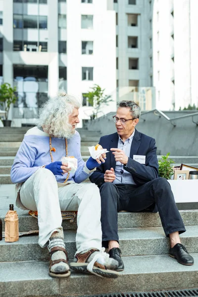 Yaşlı çiçek-çocuk destekleyen yabancı kovdum