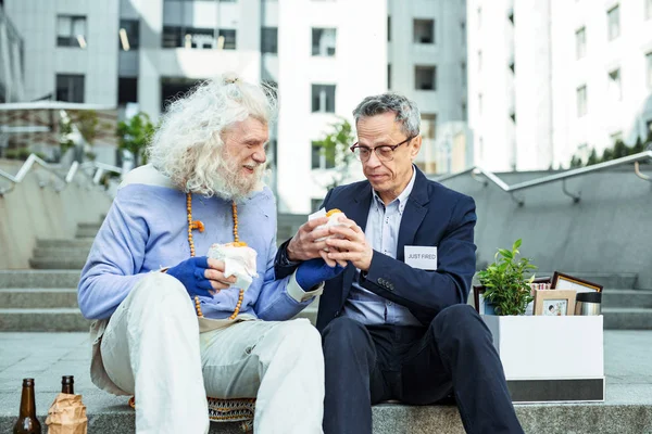 Sadece sandviç alarak bardaklarda buruşuk adam ateş