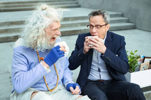 Despido oficinista usando zapatos de cuero comiendo afuera — Foto de Stock