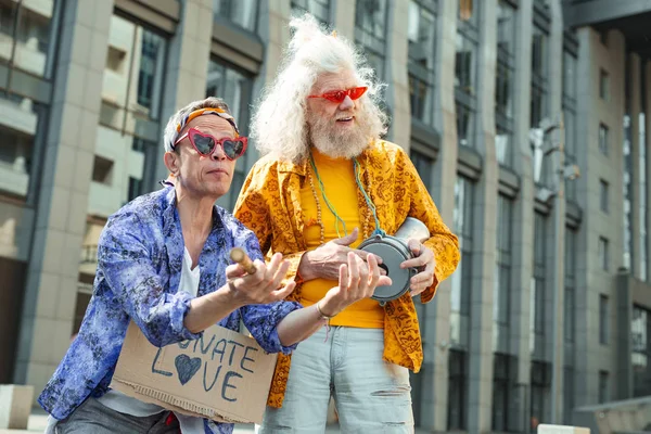 İki yaşlı çiçek-çocuk maddelerle ilgili aşk bağış insanlar