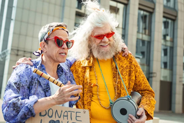 S úsměvem hippies na sobě světlé příslušenství v ulici — Stock fotografie