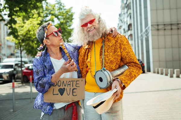 Hippi arkadaşı sarılma yaşlı çiçek çocuk