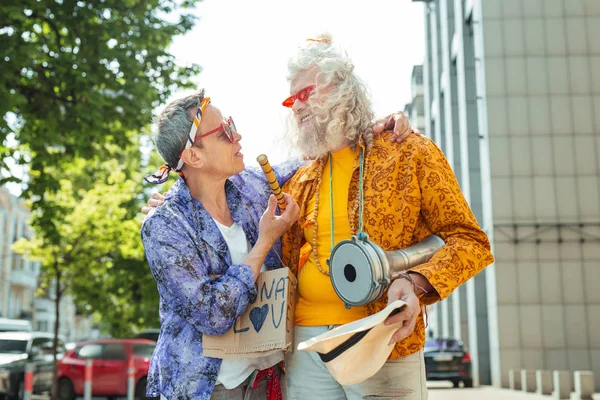 Uzun saçlı hippi adam mutlu arkadaşı gülümseyen