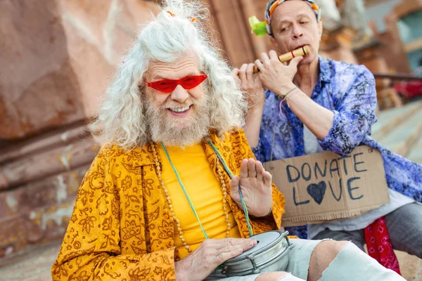 Uzun saçlı çiçek çocuk inanılmaz duygu ışık saçan