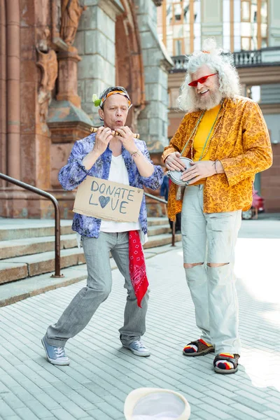 Mutlu bir şekilde dans kot giyen iki şık hippiler