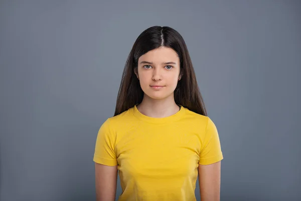 Retrato de una bonita adolescente en camiseta amarilla —  Fotos de Stock