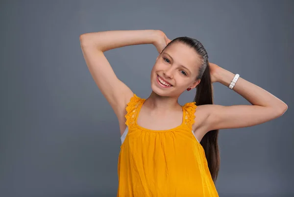 Bastante adolescente posando en camiseta amarilla —  Fotos de Stock