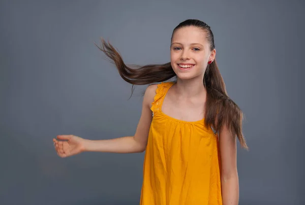 Upbeat tienermeisje hebben haar streaming — Stockfoto