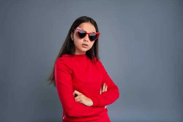 Bastante adolescente en gafas de sol en forma de corazón posando —  Fotos de Stock