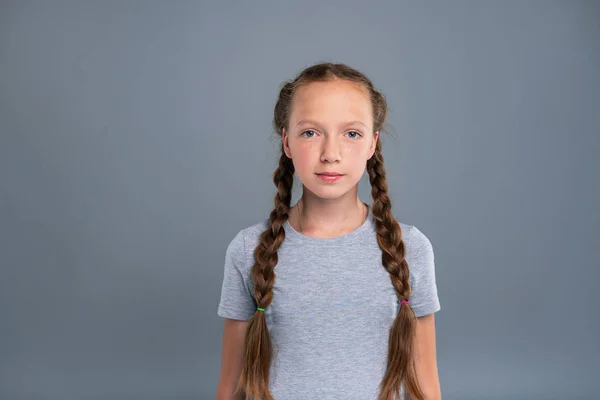 Retrato de una bonita adolescente con dos trenzas —  Fotos de Stock