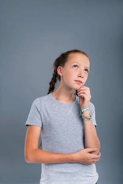 Pouco Visionário Menina Adolescente Bonita Uma Camiseta Cinza Olhando Para — Fotografia de Stock