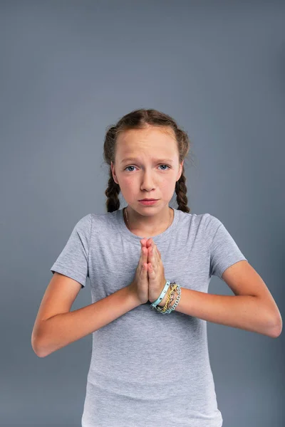 Söt tonårsflicka gör en inlaga gest — Stockfoto