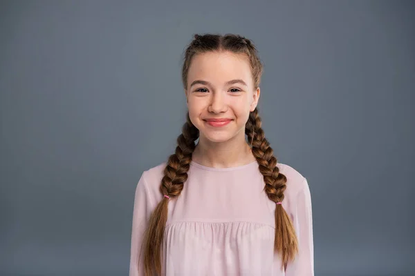 Retrato de uma menina adolescente bonito com duas tranças — Fotografia de Stock