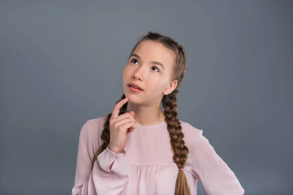 Pleasant adolescenta fata atinge bărbia ei în timp ce gândire — Fotografie, imagine de stoc
