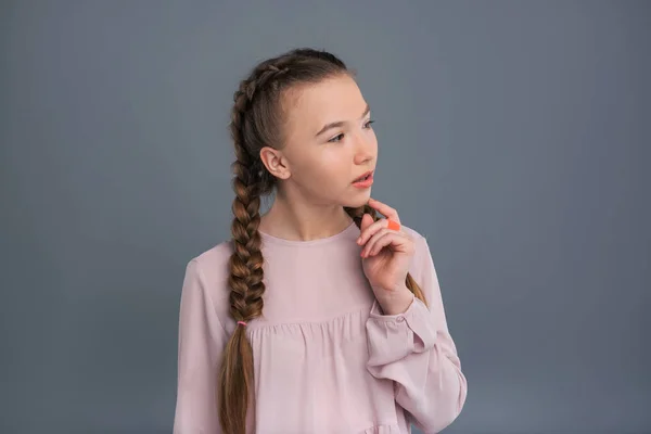 Menina adolescente bonito olhando embora enquanto pensa — Fotografia de Stock