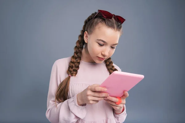 Αρκετά εφηβικό κορίτσι ανάγνωση κοινωνικών μέσων μαζικής ενημέρωσης Χρονολόγιό ταμπλέτα — Φωτογραφία Αρχείου