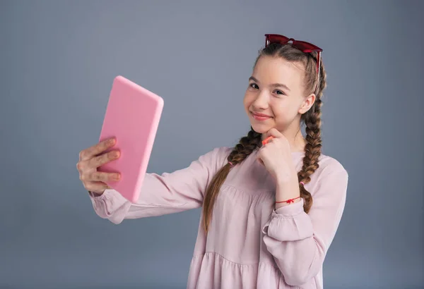 Charmante adolescente prenant selfie avec tablette — Photo