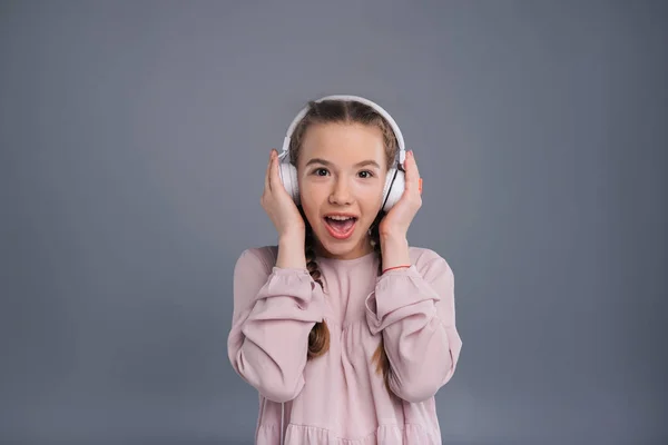 Menina adolescente feliz ouvindo música em fones de ouvido — Fotografia de Stock