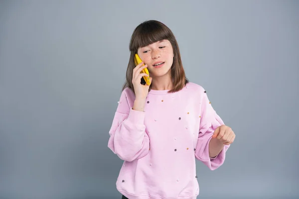 Agradable adolescente haciendo una llamada telefónica — Foto de Stock