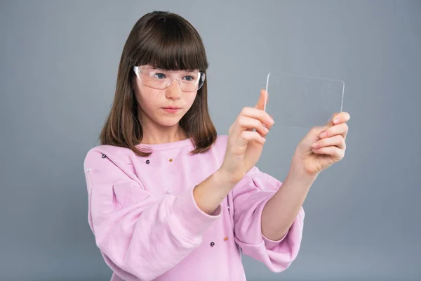 最先端の技術 スマート ガラスを身に着けていると 透明なスマート フォンを使ってかわいい十代の少女 — ストック写真