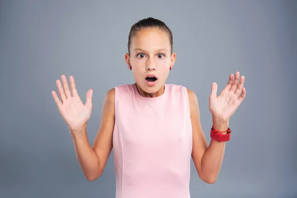 Piccola ragazza adolescente che sembra spaventata da qualcosa — Foto Stock