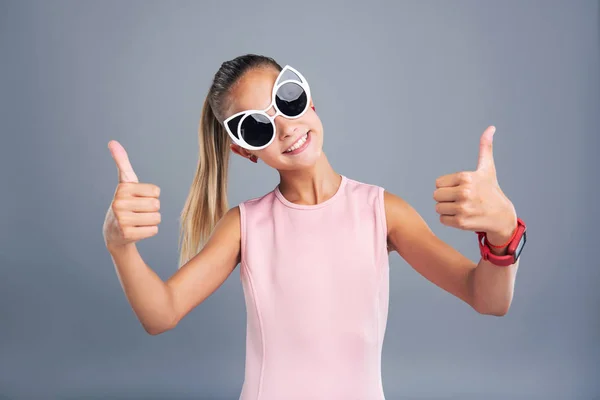 엄지손가락-최대 보여주는 멋진 선글라스에 명랑 한 십 대 소녀 — 스톡 사진