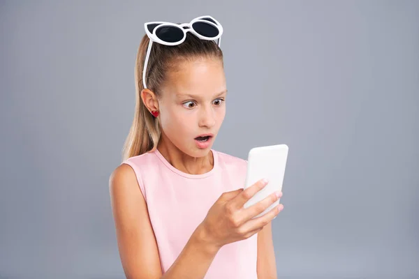 Draguta adolescenta fiind surprins de un mesaj text — Fotografie, imagine de stoc