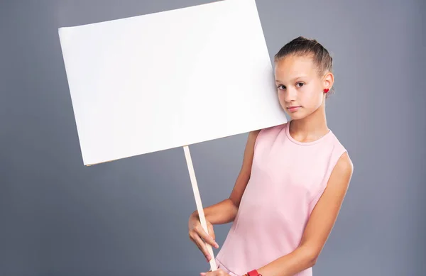 Trevlig tonårig flicka poserar med en banner — Stockfoto