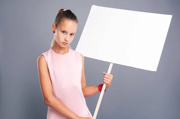 Allvarlig tonårig flicka håller tom banner — Stockfoto
