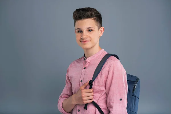 可爱的十几岁男孩摆着背包 — 图库照片