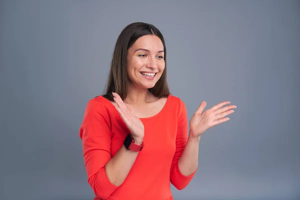 Приємна молода жінка плескає руками щасливо — стокове фото