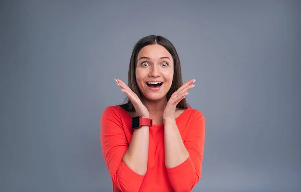 Überglückliche junge Frau reagiert auf eine angenehme Überraschung — Stockfoto