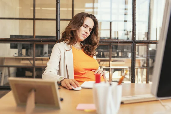 Acı hamile CEO'su rahatsızlık yaşıyor